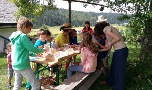 Gouter dans le jardin de l'écomusée Michaud